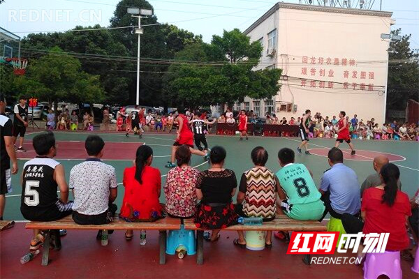 回龙圩：“乡村振兴杯”篮球赛助力乡风文明