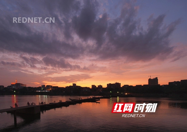 组图：云霞绚烂醉行人