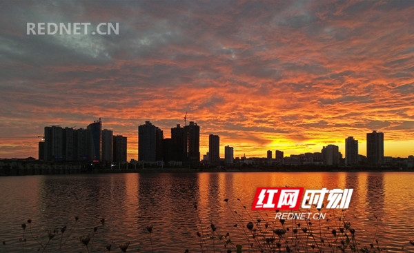 组图：云霞绚烂醉行人