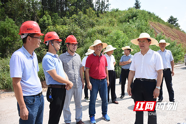 瞿海慰问马安高速一线施工人员.jpg