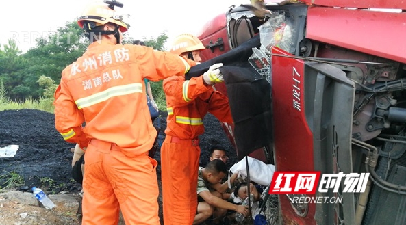 大型货车侧翻1人被困 东安消防成功施救