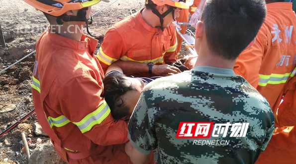大型货车侧翻1人被困 东安消防成功施救