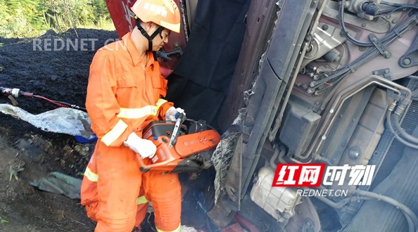 大型货车侧翻1人被困 东安消防成功施救