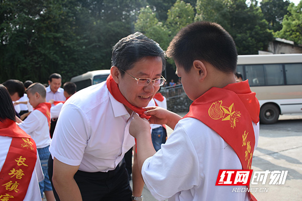 长塘完小学生为益阳市委书记瞿海佩戴红领巾。.jpg