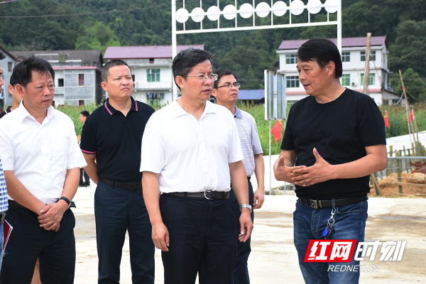 益阳市委书记瞿海了解安化产业扶贫项目基地相关情况。.jpg