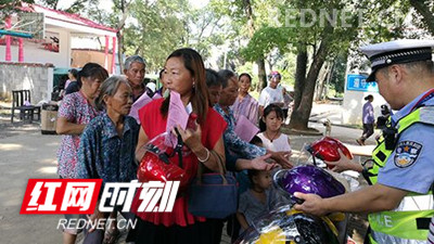 江华交警大队：“戴头盔·保安全”专项宣传走进乡村