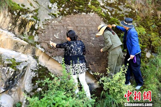 青海门源发现保存最为完整的摩崖石刻藏经