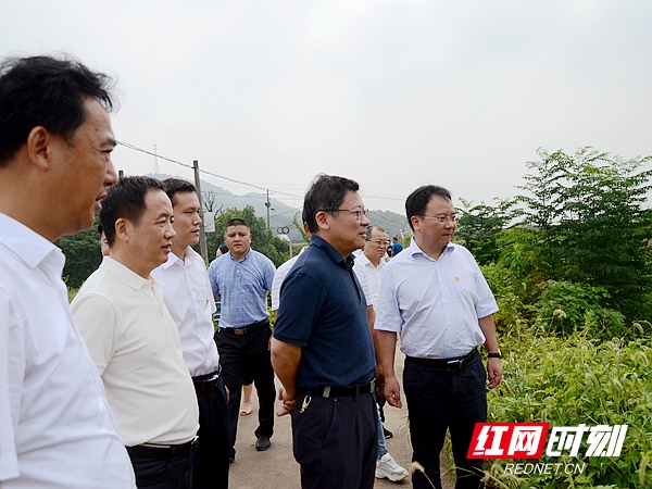旱情牵动着湘潭市委书记曹炯芳的心,8月24日上午,他率队赴湘乡市,韶山