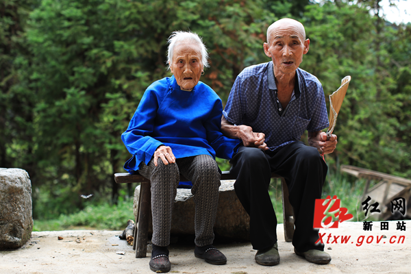 新田一对百岁夫妻携手96年，谱写爱情佳话