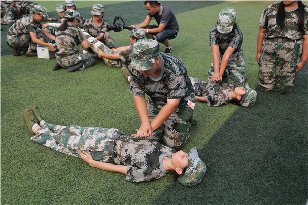 湖南安全职院展示三年一贯制军训成果