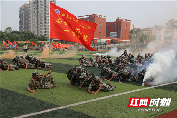 湖南安全职院展示三年一贯制军训成果