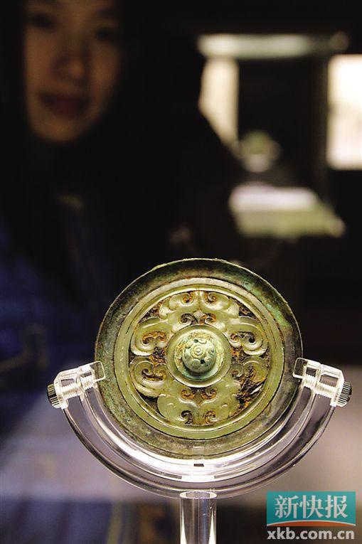 战国时期“嵌玉绿松石钮变形龙纹镜”