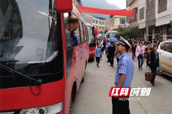 金洞:拧紧接送学生车辆“安全阀”