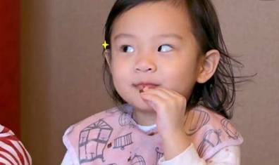 李小璐晒女儿玩桌游照片，5岁甜馨能用外语对话了？(图4)