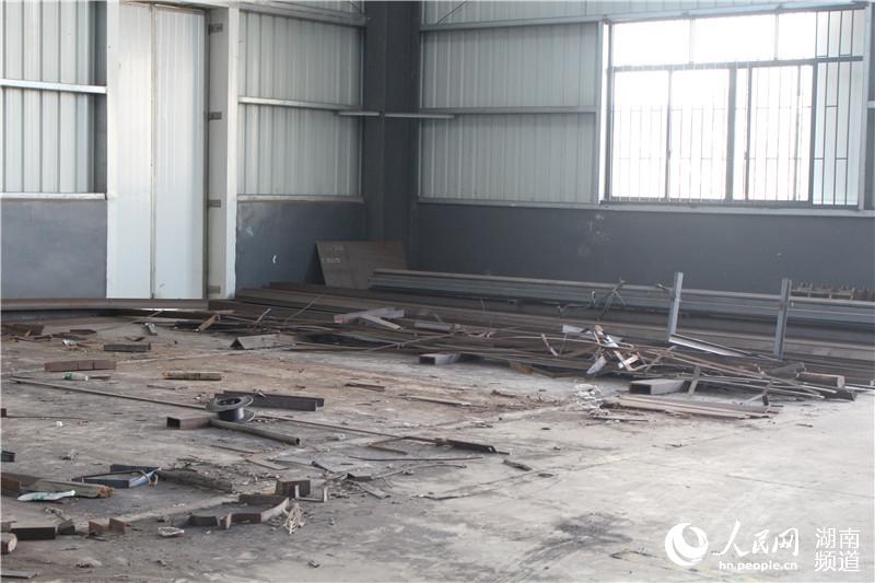长沙市人防工程防护设备厂内，机器设备已经搬空。