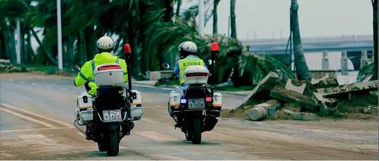 暖新闻丨致敬台风中那些“逆行者”，这些场景格外暖心