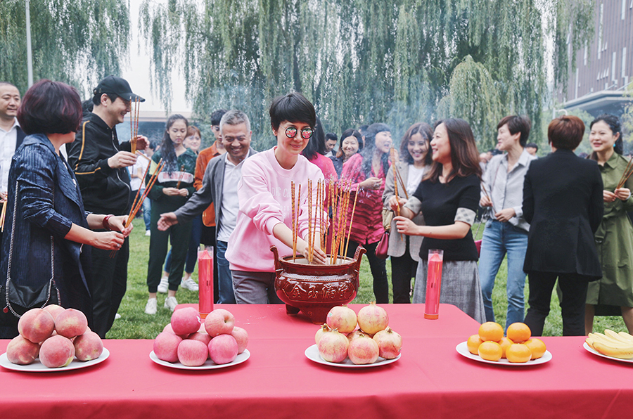海清出席《小欢喜》开机仪式 掀中国家庭高考