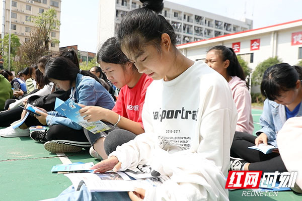 开展法治教育 建设平安校园
