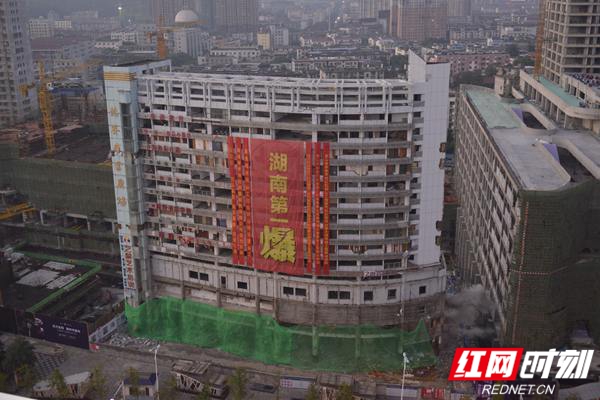 湖南第一爆:岳阳德赛大楼成功爆破