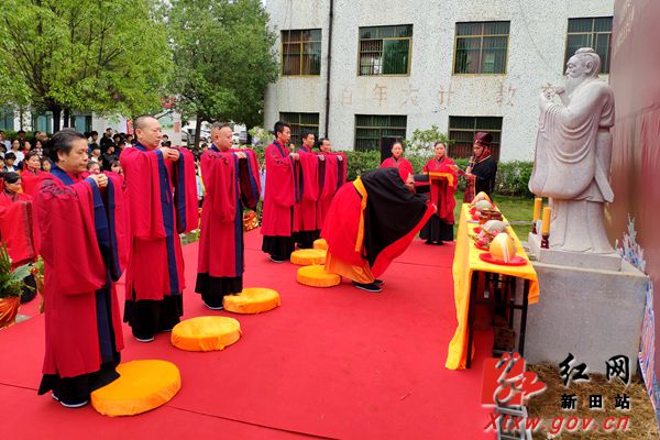 知市坪中学举行祭孔典礼 学子捐“孔子像”献礼母校