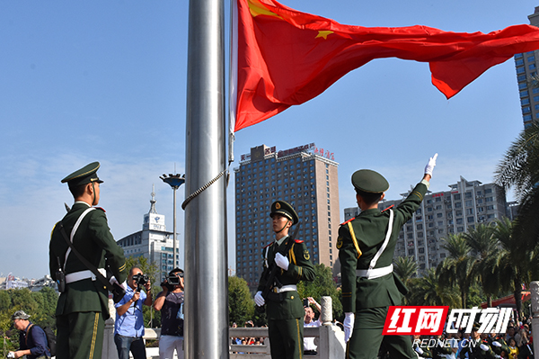 庆祝新中国成立69周年郴州举行升国旗仪式