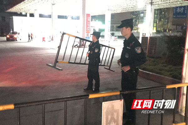 特警队员在对加油站进行封锁警戒。.jpg