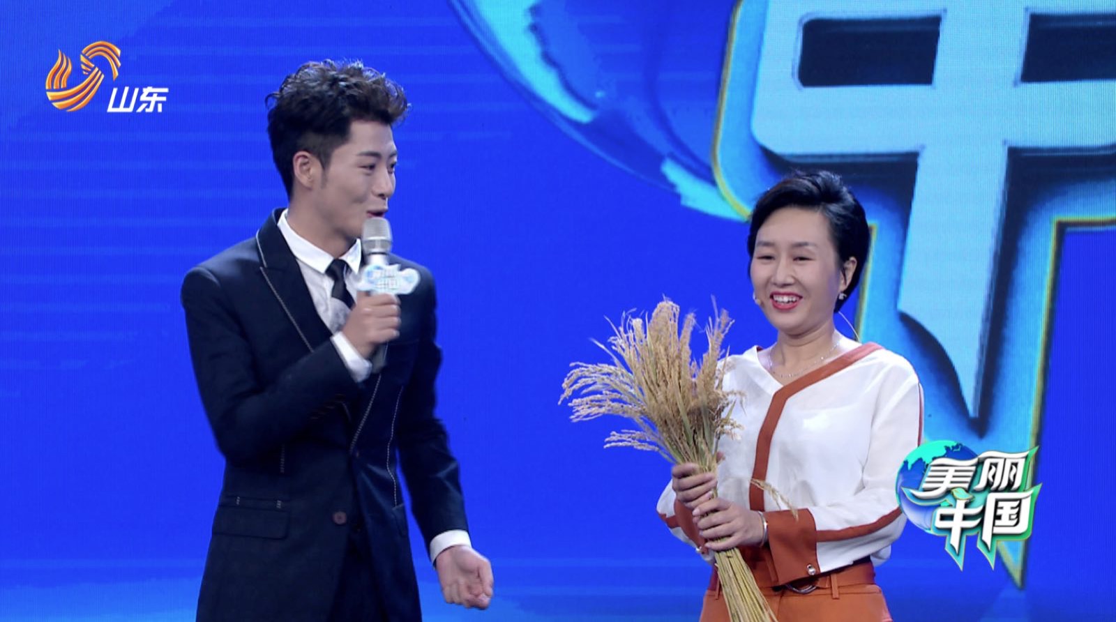 绿色发声人万吉丽（右）展示海水稻.jpg