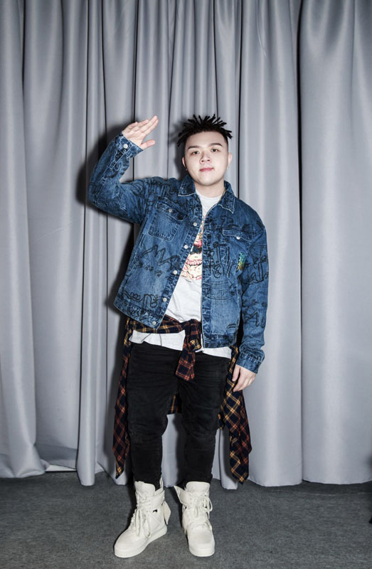 艾福杰尼受邀出席上海时装周 多彩涂鸦潮酷来