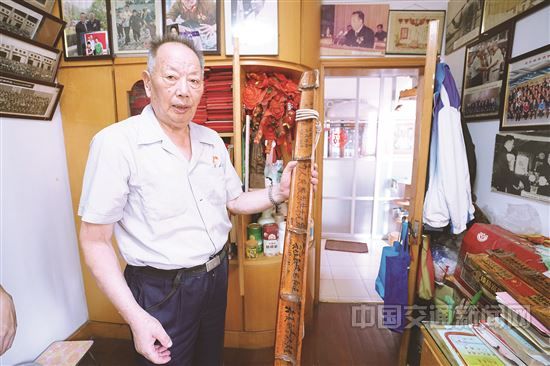 小小扁担不算长 能为旅客当桥梁