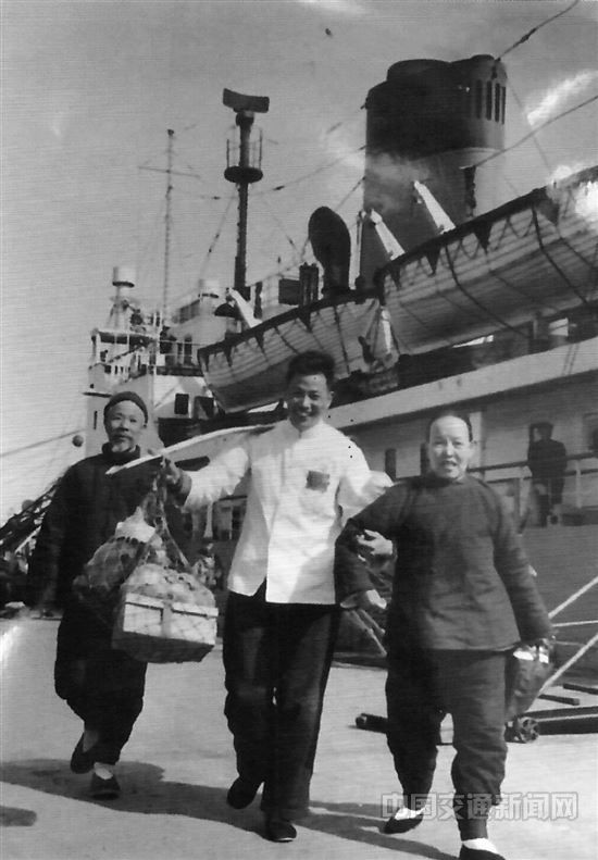 小小扁担不算长 能为旅客当桥梁