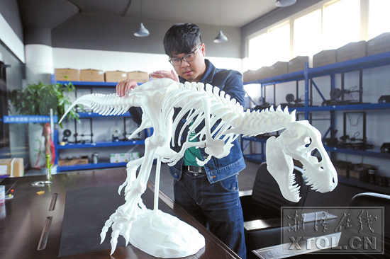 高新区数造科技湖南有限公司通过3D技术打印的霸王龙骨架。 （记者 方阳 摄）