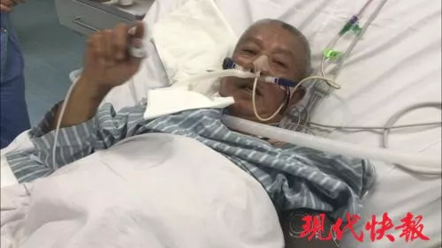 老人在ICU昏迷30个小时，醒后写下7个字……网友被甜哭了