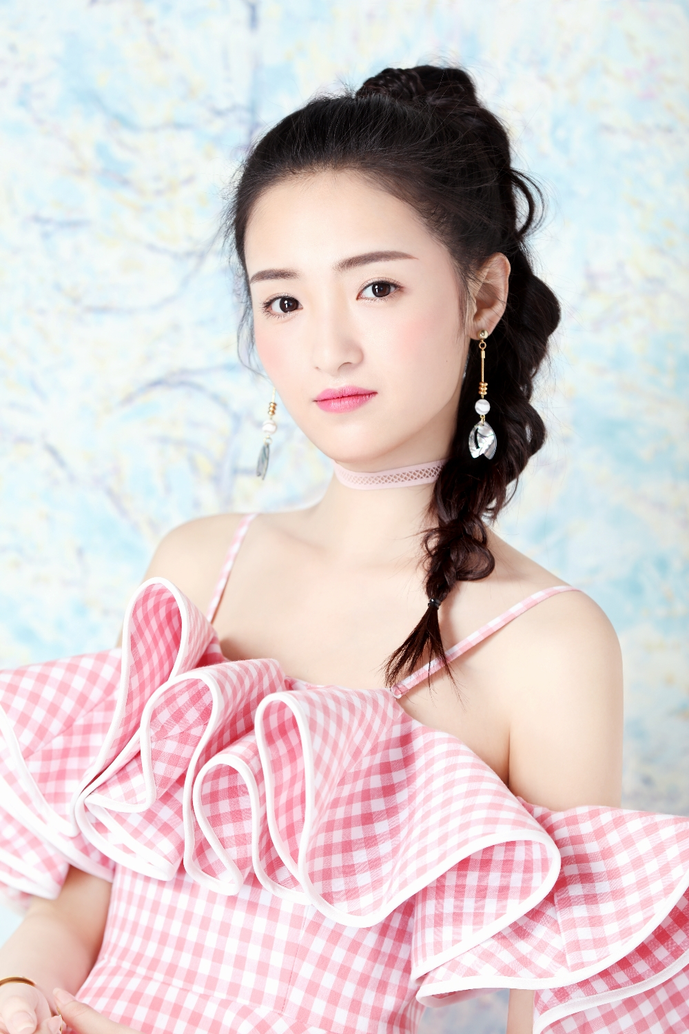 滚动新闻 正文       近日,新晋演员孙嘉琪发布最新写真,身穿粉色格子