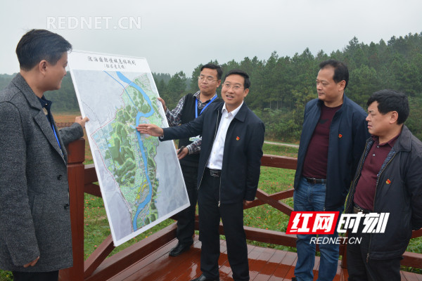 张疑斌向媒体记者们介绍泷泊国际慢城总体规划。.jpg