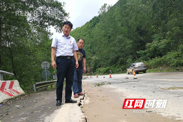 2017年7月3日，双牌县委副书记张跃斌（左一）在麻江镇指导救灾。.jpg
