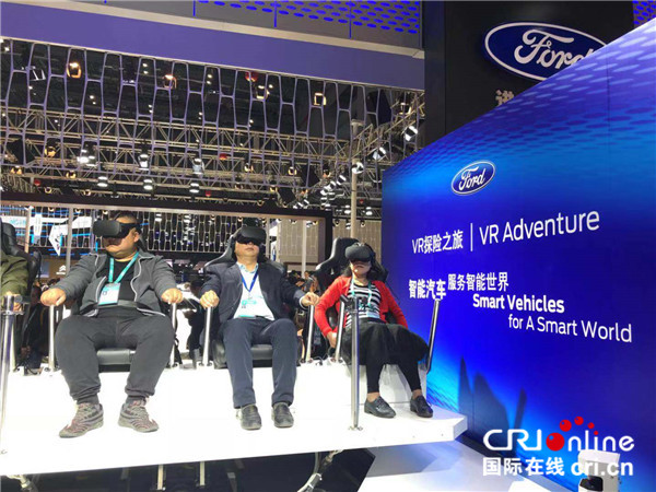 图片默认标题_fororder_首届中国国际进口博览会上展示的VR技术服务智能汽车 摄影：盛玉红_副本