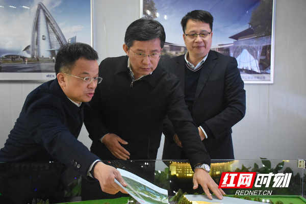 益阳市委书记瞿海（中）详细了解梓山湖区域规划建设情况。.jpg