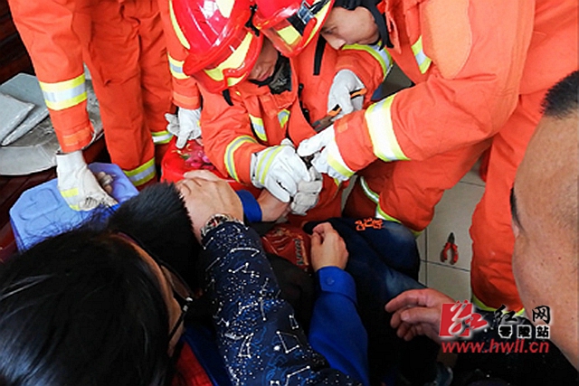 零陵消防解救被卡手指三岁男童