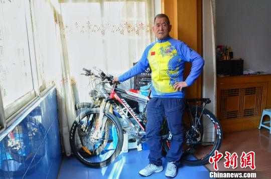 青海“车轮上”的古稀老人11年骑行10万余公里