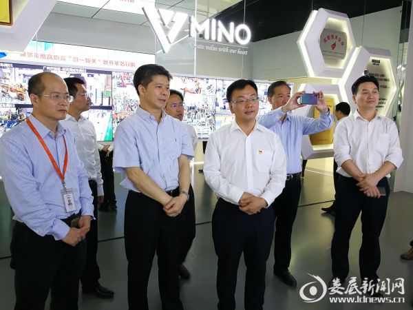 并与广州市委常委,黄埔区委书记,广州开发区党工委书记周亚伟共同见证