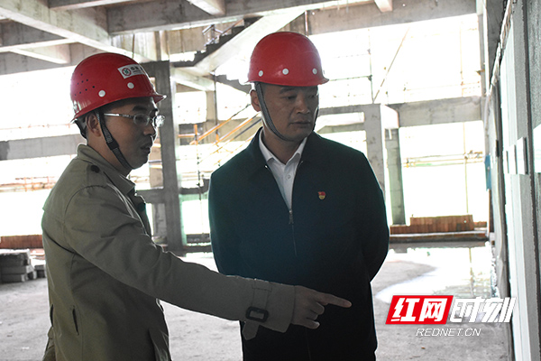 王新宇查看企业新厂房建设情况。.jpg