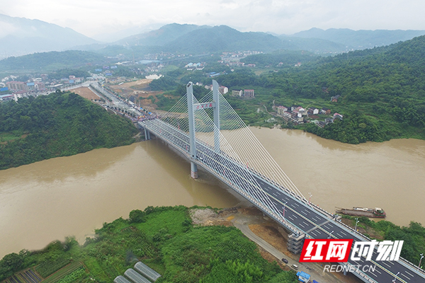 2017年6月30日，冷水江新城大桥（资江二桥）建成通车。该桥全长1035米，双向六车道，设计时速为80kmh，是我市第一座斜拉桥。_副本.png