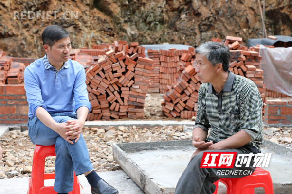 张建坤（左）深入市教育局驻村帮扶点江华县水口镇洋涓村，实地调研贫困户脱贫情况。.jpg