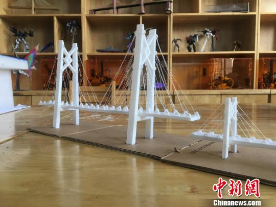 武汉中学生运用3D打印技术制作“港珠澳大桥”