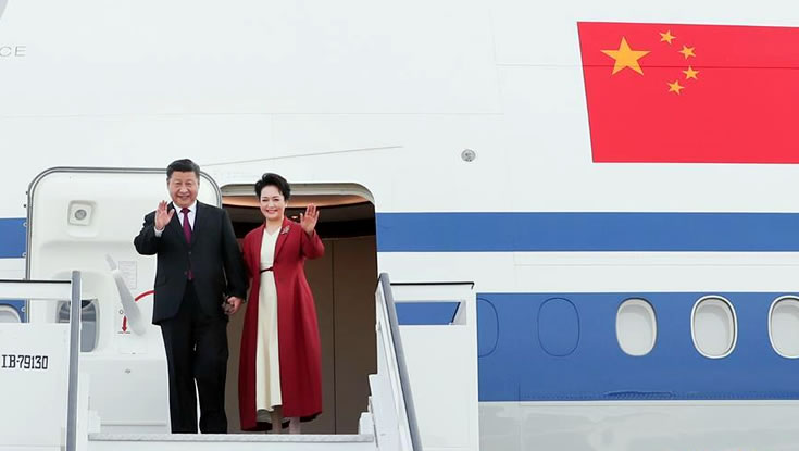 当地时间11月27日，国家主席习近平抵达马德里，开始对西班牙王国进行国事访问。这是习近平和夫人彭丽媛步出舱门。 新华社记者 谢环驰 摄