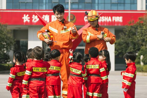 张丹峰《爱上幼儿园》变身帅气消防员 洪欣“怒斥”孩子