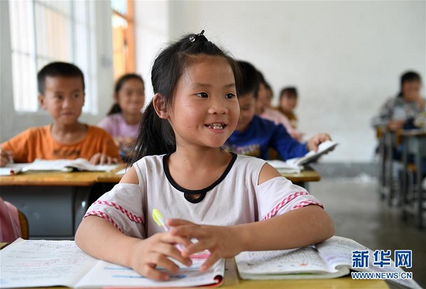 广西都安瑶族自治县下坳镇隆麻小学学生在听课（11月6日摄）。