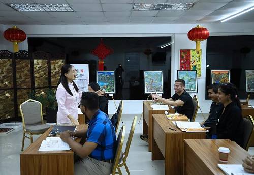 奥尔梅多是巴拿马城的一名警察，也是个十足的“IT控”。他表示，虽然中巴建交不久，但世界早已进入万物互联的时代。对中国在电子通信领域的浓厚兴趣，令他产生了学习中文的念头。