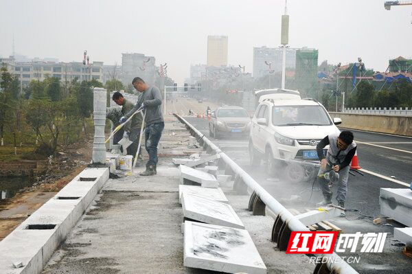 江华：沱岭大桥石雕护栏施工忙