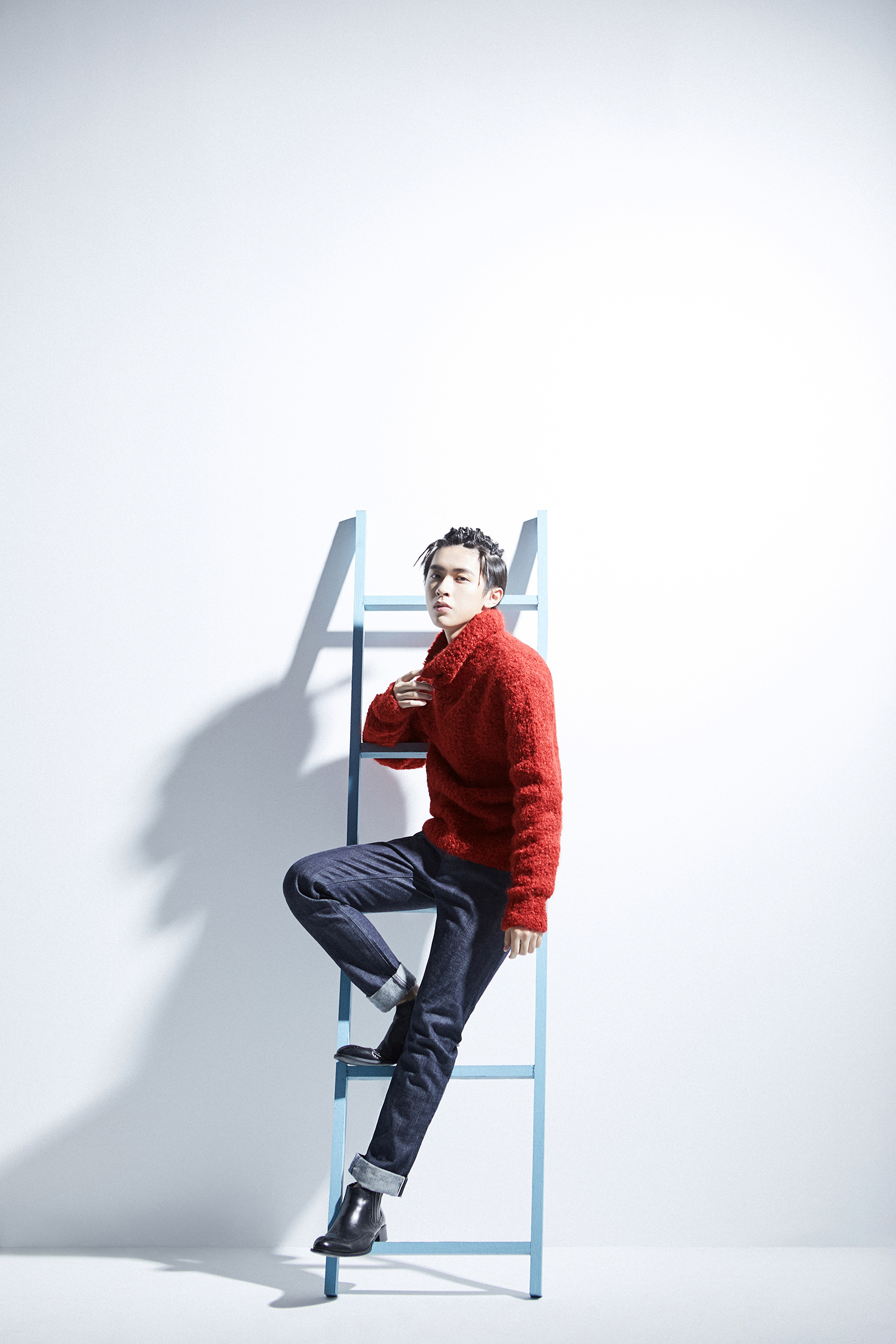 张逸杰破晓时分主题大片曝光 坚定眼神讲述成